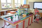 Das von den Flessauer Sch&uuml;lern ergestellte Modell zeigt die Grundschule nach den Umbauma&szlig;nahmen in zwei Jahren - wenn es nach den Ideen der M&auml;dchen und Jungen geht...