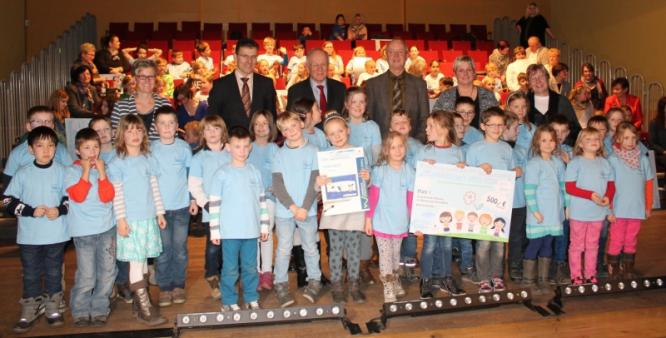 Erstkl&auml;ssler der Grundschule Flessau. Erwachsene von links: Lehrerin Ines Gieseke; Steffen Rosmeisl, CDU-Fraktion; Hermann Onko Aeikens, Umweltminister; Burkhard Henning, Direktor des LHW, p&auml;dagogische Mitarbeiterin Christine Hamann und Monika Hohmann, Linke-Fraktion